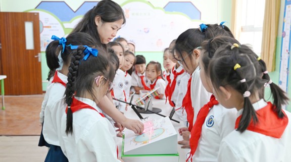 校園眼健康科普站。重慶南坪愛爾眼科醫院供圖