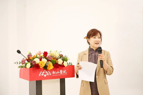 邵鳳云介紹項目情況。重慶松山醫院供圖