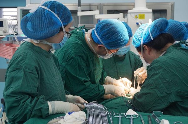 專家正在進行手術。重慶仁品耳鼻喉醫院供圖