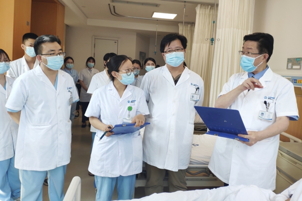 李紅帶領醫護團隊查房。重慶仁品耳鼻喉醫院供圖