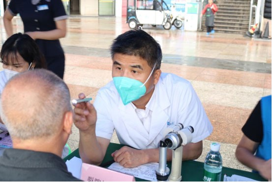 義診現場。重慶華廈眼科醫院供圖