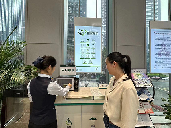 利用網點微波爐為送考家長熱飯。郵儲銀行重慶分行供圖