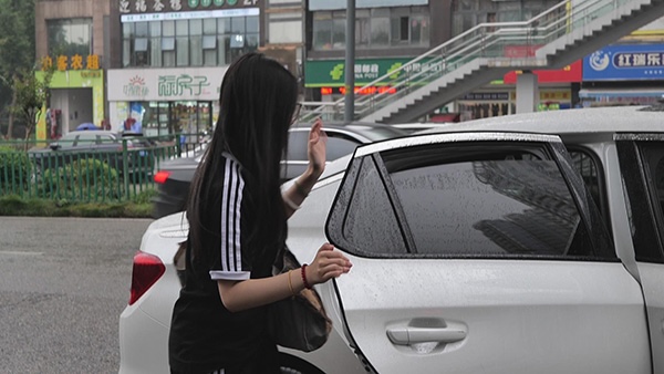 為有需要的學生提供免費接送服務。郵儲銀行重慶分行供圖