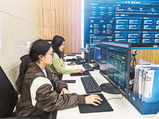 永川區中山路街道工作人員在調度“一表通”臺賬。記者 周雨 攝\視覺重慶