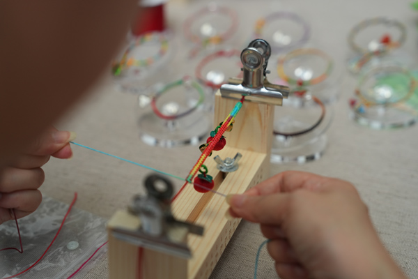 編織手繩。西南大學供圖