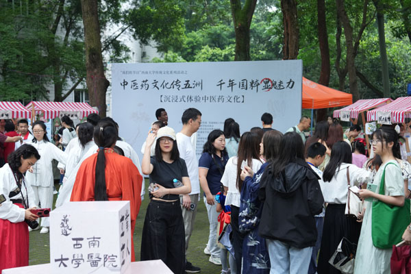 學生體驗傳統文化魅力。西南大學供圖