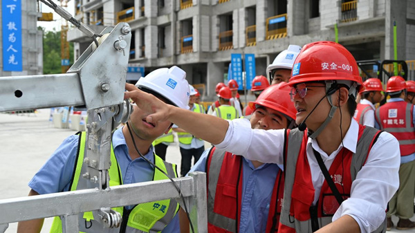 與會人員進行安全生產標準化現場觀摩。鄧鑫元攝