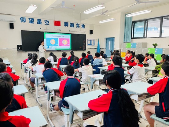 講座現場。華廈渝州眼科醫院供圖