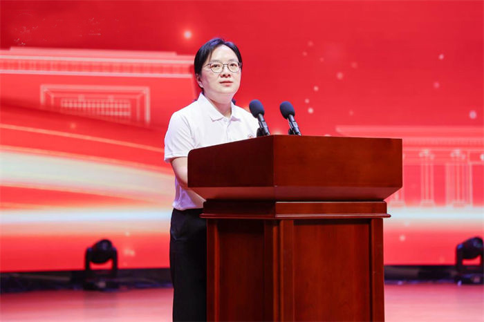 重慶市中醫院黨委書記唐玲發言。學校供圖