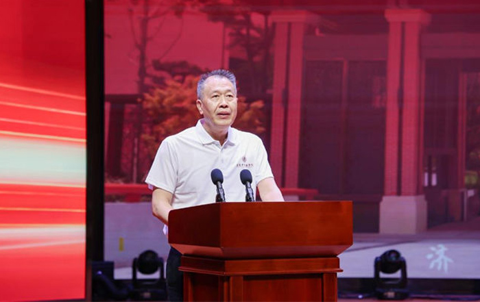 重慶中醫藥學院黨委書記、院長周建軍作工作報告。學校供圖