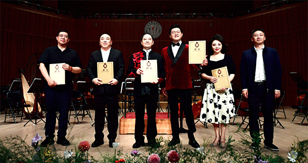 為客座教授頒發聘書。重慶對外經貿學院供圖