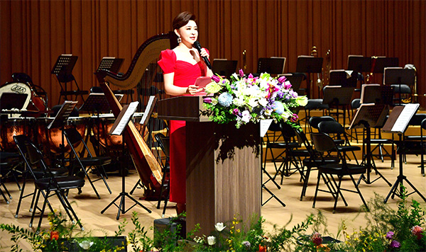 王婕致歡迎詞。重慶對外經貿學院供圖