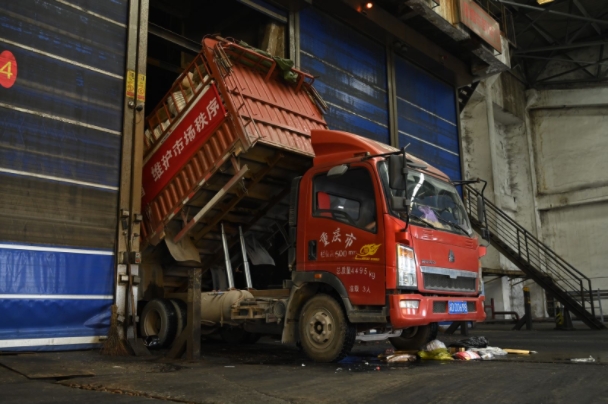 集中銷毀假冒偽劣商品。重慶市市場監管局供圖