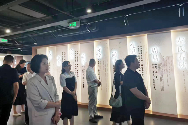 參觀學習。重慶市教科文衛體工會供圖