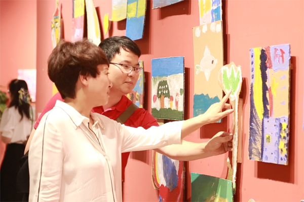 市民參觀美術展。唐文蕤攝