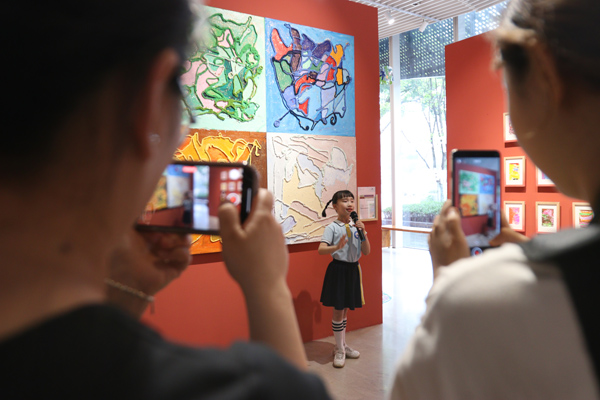 大幼集團的孩子向觀眾講解作品。戚馨月攝