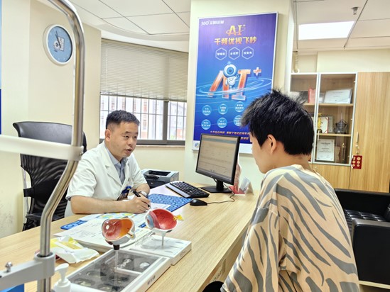 葉進為近視患者面診。重慶普瑞眼科醫院供圖