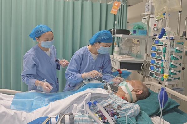 護士正在為患者置空腸管給予營養支持。重慶醫科大學附屬第二醫院供圖