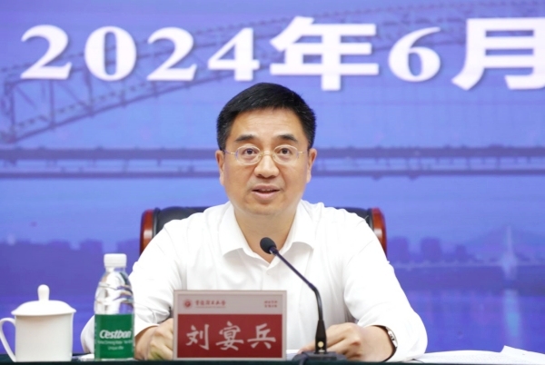 重慶市委教育工委書記、市教委主任劉宴兵講話。重慶理工大學供圖