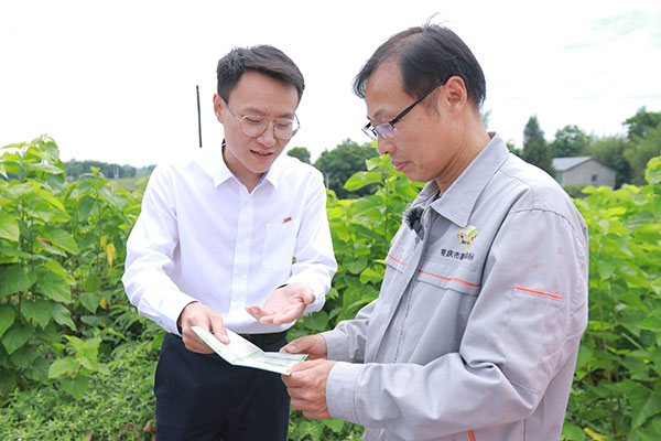 工行工作人員介紹金融產品。戚馨月 攝