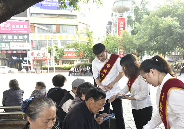 為群眾發放宣傳折頁。農發行重慶市分行供圖