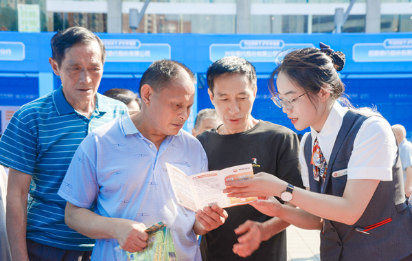 浙商銀行重慶分行工作人員向市民提示非法集資風險。浙商銀行重慶分行供圖