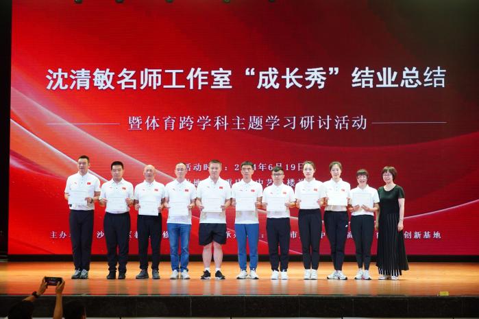 為學員頒發結業證書。唐文蕤攝