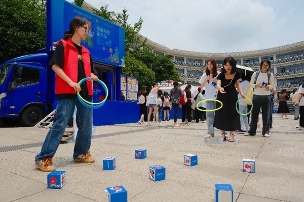 志愿者引導同學們參加科普互動游戲。主辦方供圖