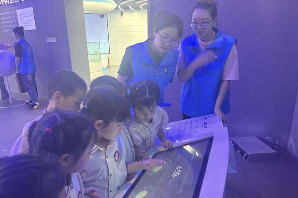 孩子們親自操作設備。明遠菁苗幼兒園供圖