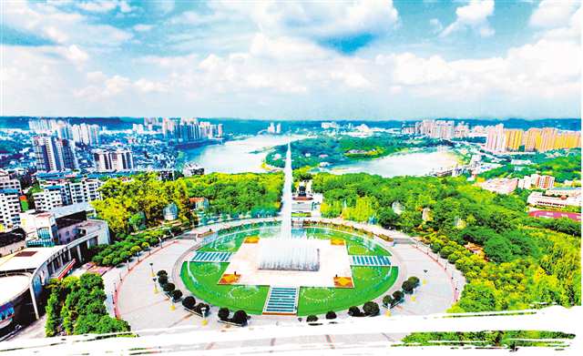 　藍天白云下的廣安市思源廣場。（廣安市委宣傳部供圖）