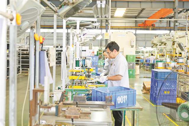 川渝高竹新區駿誼機械制造有限公司生產車間內，工作人員正在趕制訂單。（廣安市委宣傳部供圖）