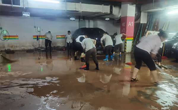 物業團隊對車庫內部進行全面排水。東原仁知物業供圖