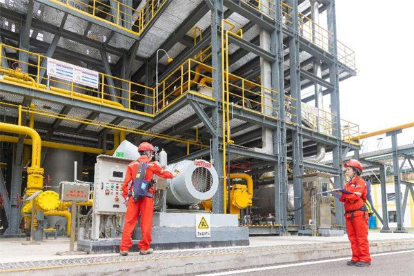 工作人員對設備進行巡檢。 曾英豪攝