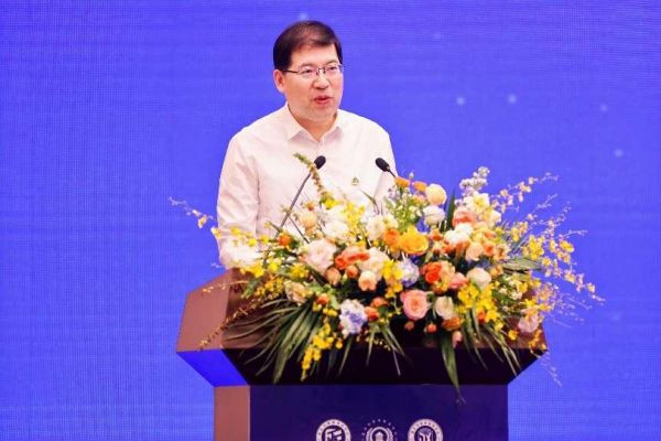 重慶郵電大學黨委副書記、校長高新波致辭。重慶市繼續教育學會供圖