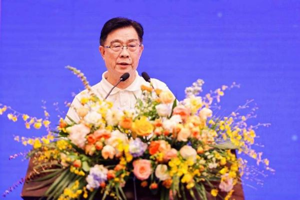 重慶市職業教育學會會長張榮講話。重慶市繼續教育學會供圖