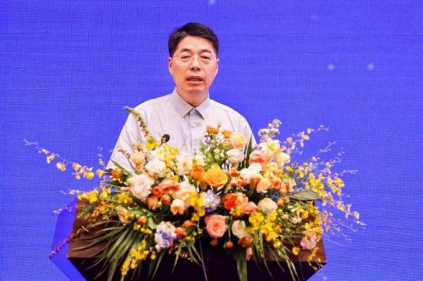 重慶市社會科學界聯合會黨組成員、副主席潘勇講話。重慶市繼續教育學會供圖