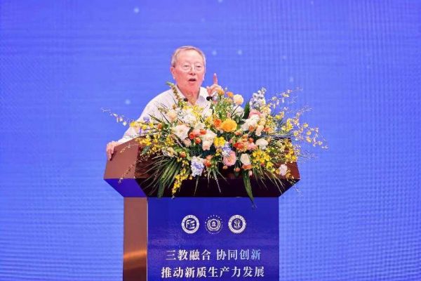 重慶市職業教育學會首席專家竇瑞華講話。重慶市繼續教育學會供圖