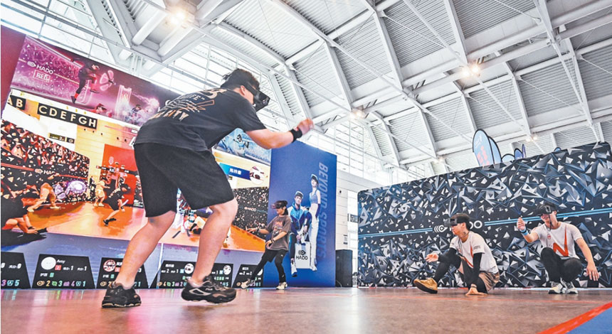 六月二十一日，二○二四世界智能產業博覽會，觀眾正在體驗一款VR運動游戲。首席記者 龍帆 攝\視覺重慶