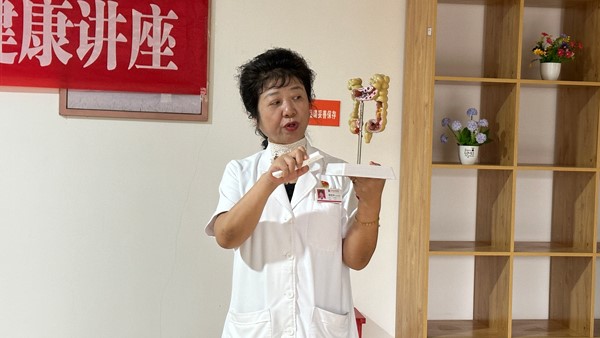 謝恩莉講解現場。重慶圣佑肛腸醫院供圖