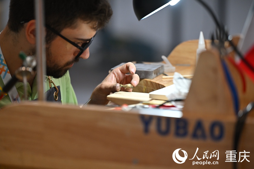 參賽選手認真進行珠寶加工。人民網記者 胡虹攝