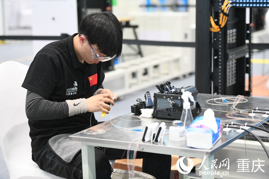 參賽選手參加第二屆“一帶一路”國際技能大賽信息網絡布線項目比賽。人民網記者 胡虹攝