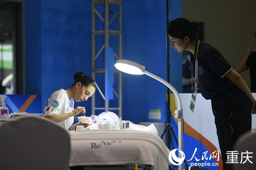 比賽現場，裁判觀察參賽選手進度。人民網記者 胡虹攝