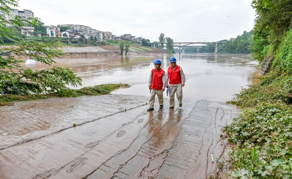 黨員服務隊對綦河沿線繼續開展防汛特巡。王化全攝