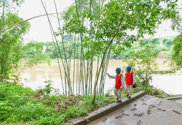 黨員服務隊對綦河沿線繼續開展防汛特巡。王化全攝