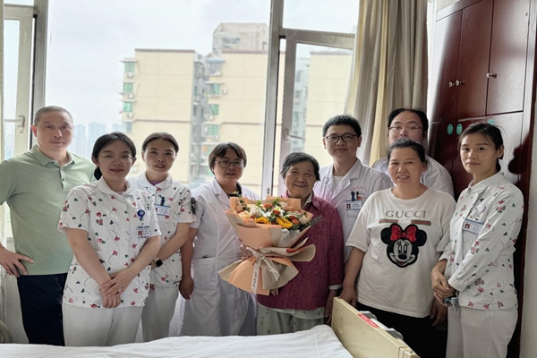 心血管內科團隊祝賀余奶奶康復出院。重慶醫科大學附屬第二醫院供圖