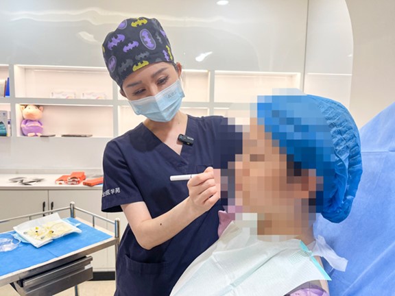 朱芯進行實操演示。重慶軍美醫療美容醫院供圖