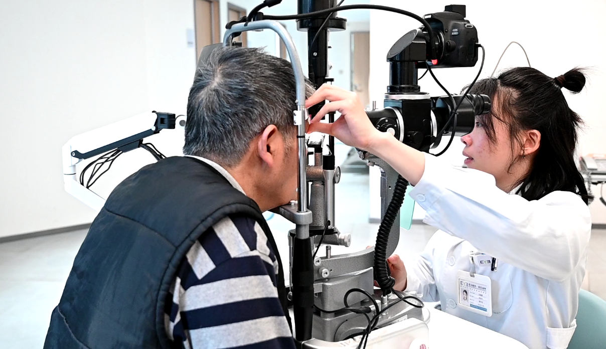 唐大爺眼部檢查中。重慶南坪愛爾眼科醫院供圖