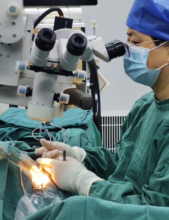 張曉城為患者實施白內障手術。重慶南坪愛爾眼科醫院供圖