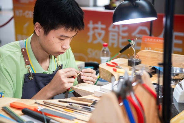 重慶工程職業技術學院寶玉石鑒定與加工專業2021級學生冉臣作為特邀選手參賽。重慶工程職業技術學院供圖