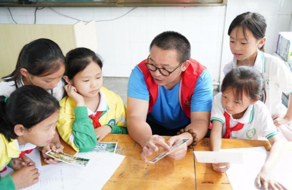大學生與小學生交流。西南大學供圖